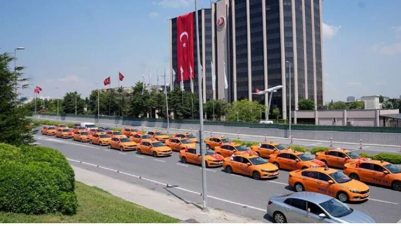 İstanbul'daki taksicilerden 15 Temmuz konvoyu