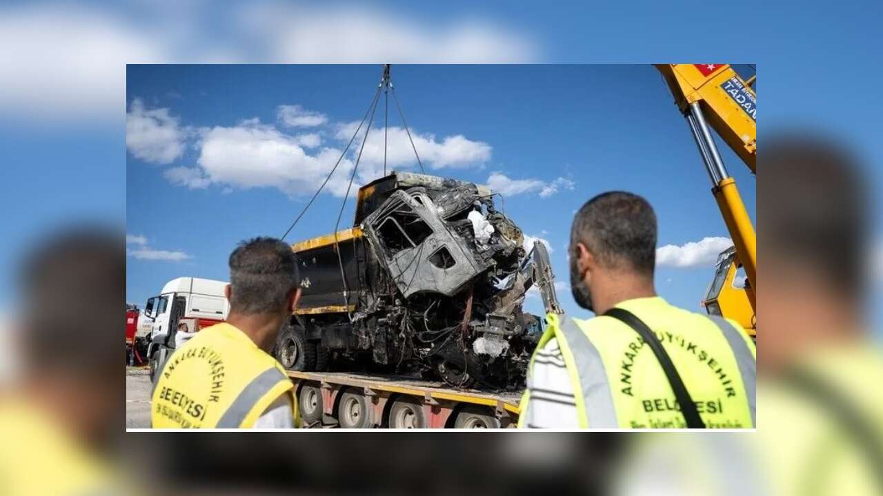 Ankara'da freni patlayan hafriyat kamyonunun karıştığı kazada 2 kişi öldü