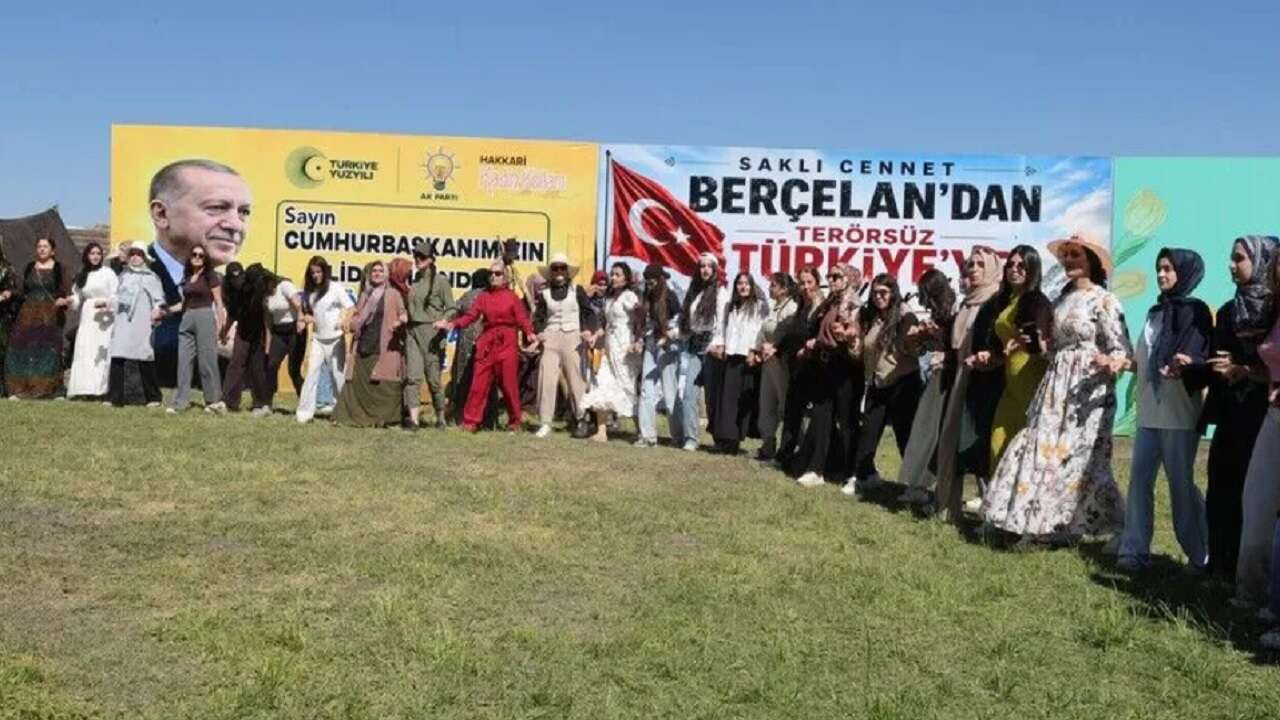 Cumhurbaşkanı Erdoğan, Hakkari'de şenliğe katılan kadınlara telefonda seslendi
