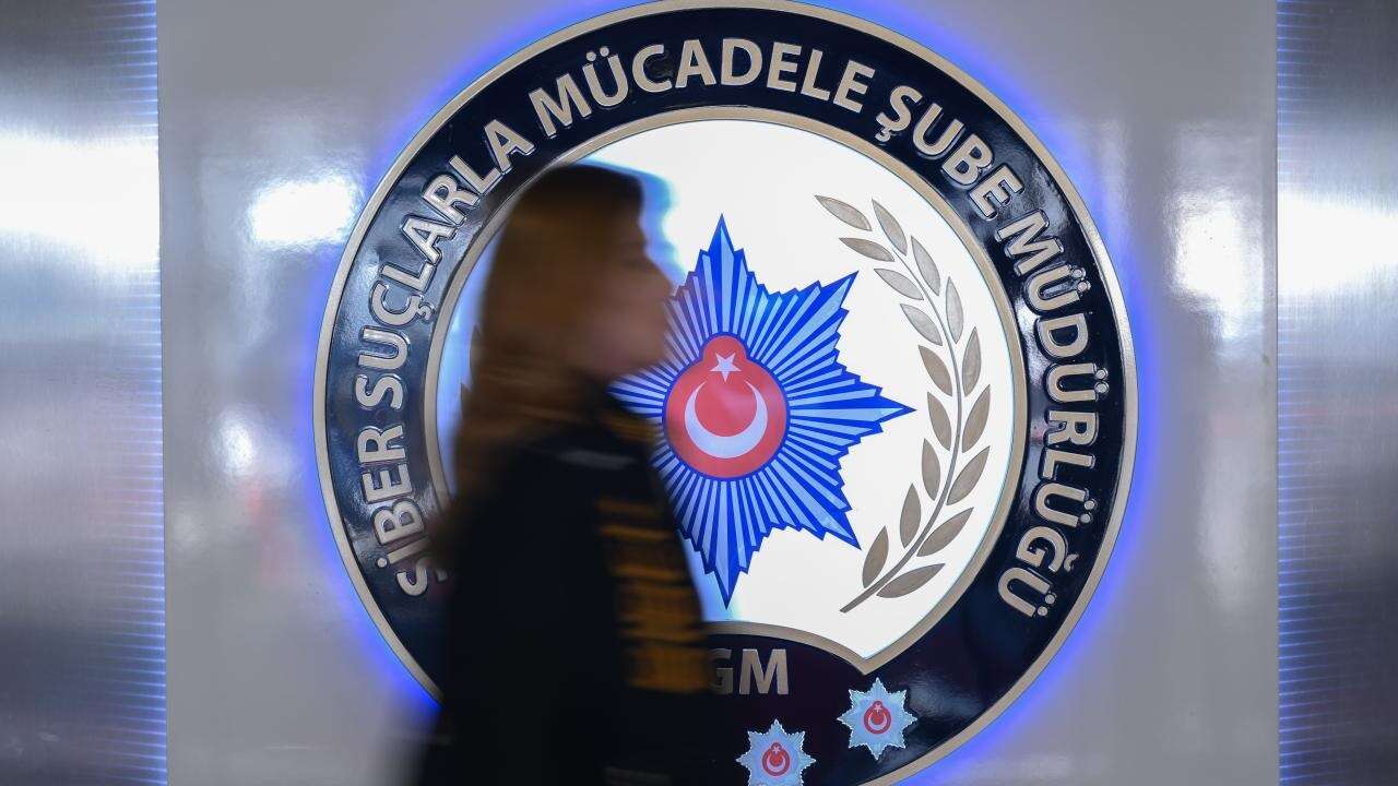 İstanbul merkezli 16 ilde dolandırıcılık gelirlerinin aktarılmasına yönelik operasyonda 20 şüpheli yakalandı