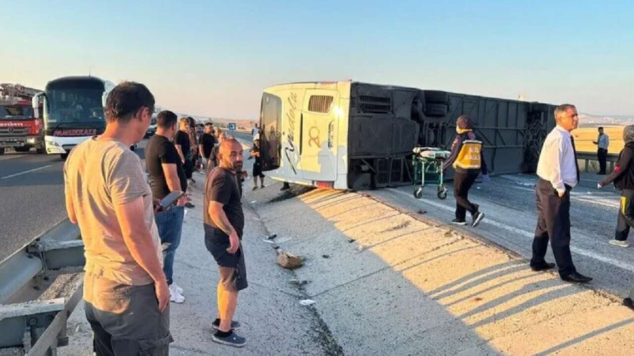 Kütahya'da yolcu otobüsü bariyerlere çarpıp devrildi