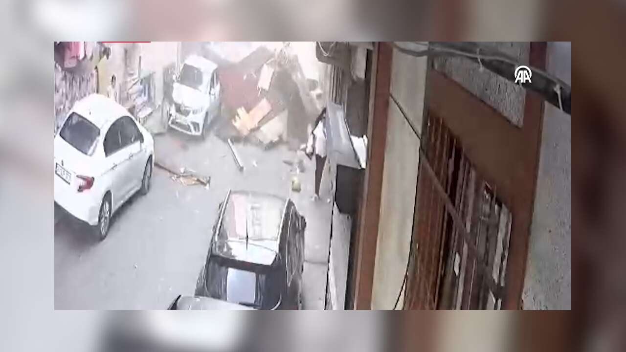 Uçan çatının altında kalmaktan son anda kurtuldular