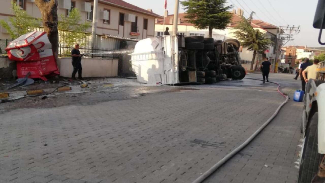 Devrilen akaryakıt tankerindeki sızıntı kontrol altına alındı
