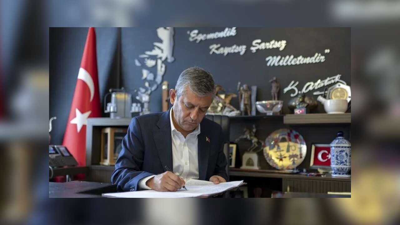 Yeni Parti'nin kuruluş evraklarını imzalayan Özgür Özel, CHP'den istifa etti