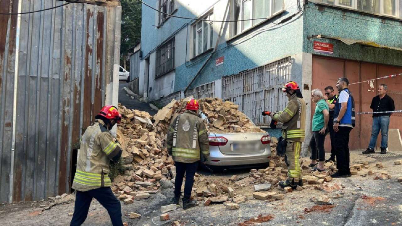 Beyoğlu'nda 2 katlı metruk bina çöktü
