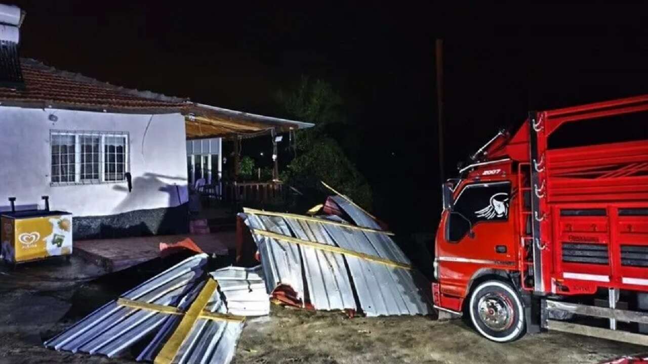 Minareler devrildi, çatı ve araçlarda ağır hasar oluştu