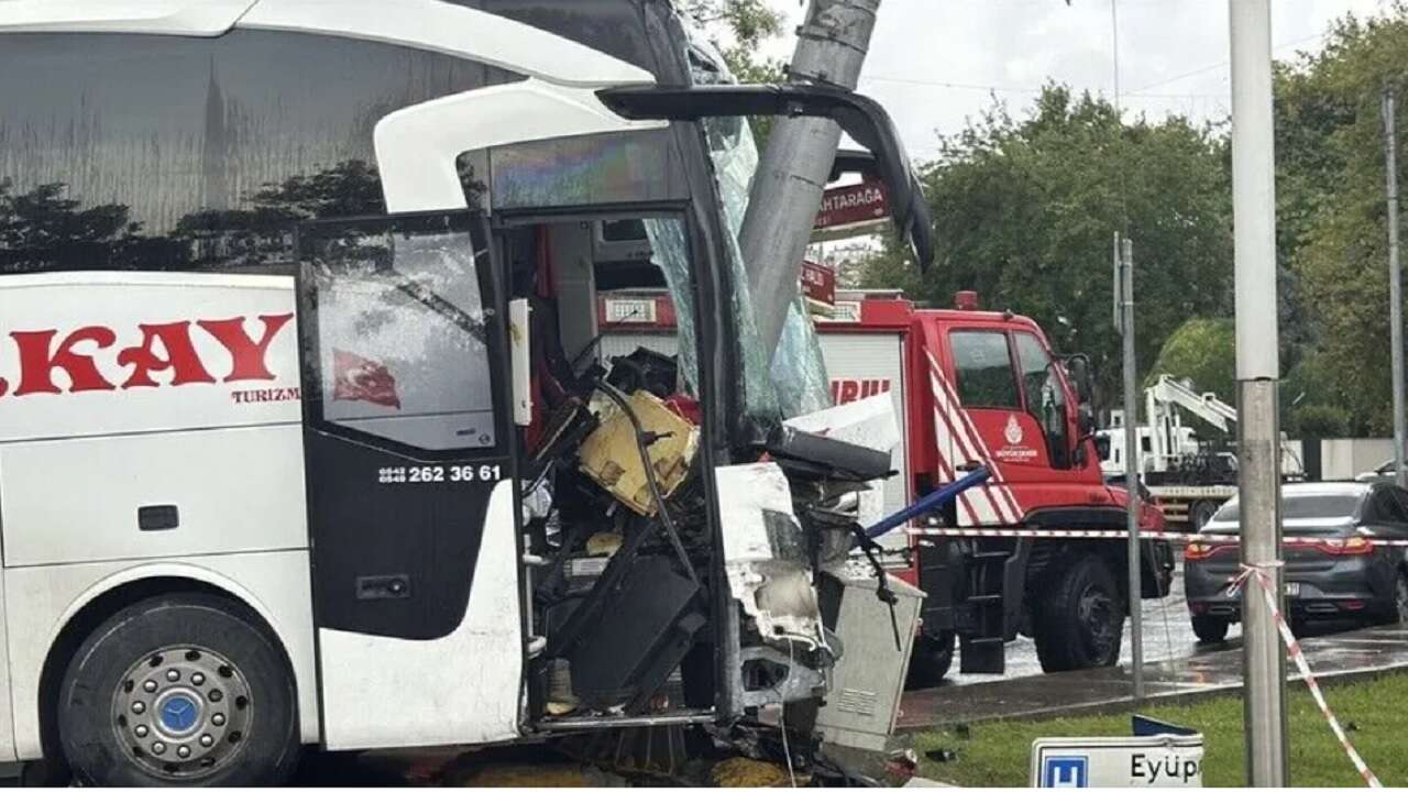 Eyüpsultan'da yolcu otobüsü ile otomobil çarpıştı, 30 YARALI