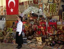 Ardeşen'de Açılan Sergiyi Ziyarete Gelenlere Gül Dağıtıldı