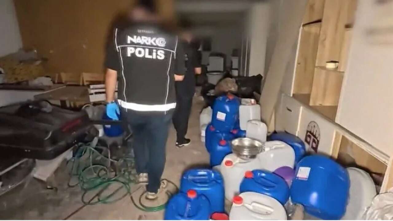 İstanbul'daki operasyonda 11,5 ton uyuşturucu üretilebilecek ham madde ele geçirildi