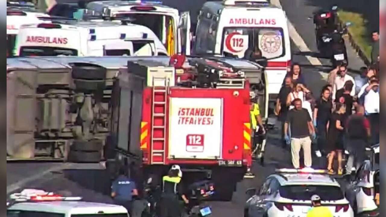 TEM Otoyolu'nda midibüs devrildi: Yaralılar var