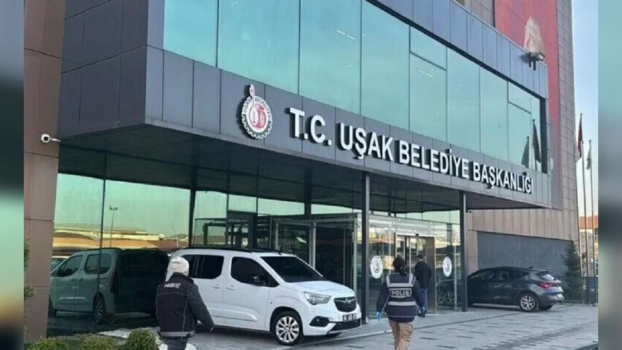 Uşak Belediyesi'nde sigortalı gösterilip Özkan Yalım'ın işletmelerinde çalışan 15 şüpheli gözaltında