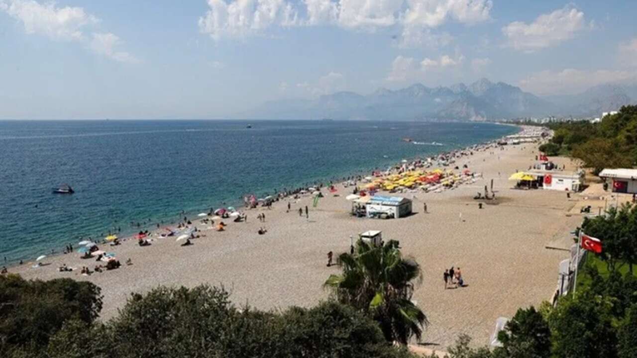 Antalya'da sıcaktan bunalanlar sahillerde yoğunluk oluşturdu