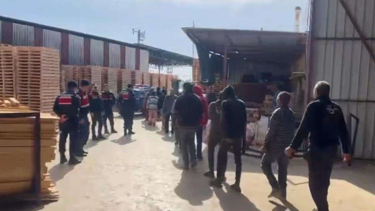 31 ilde göçmen kaçakçılarına operasyon: 21 tutuklama