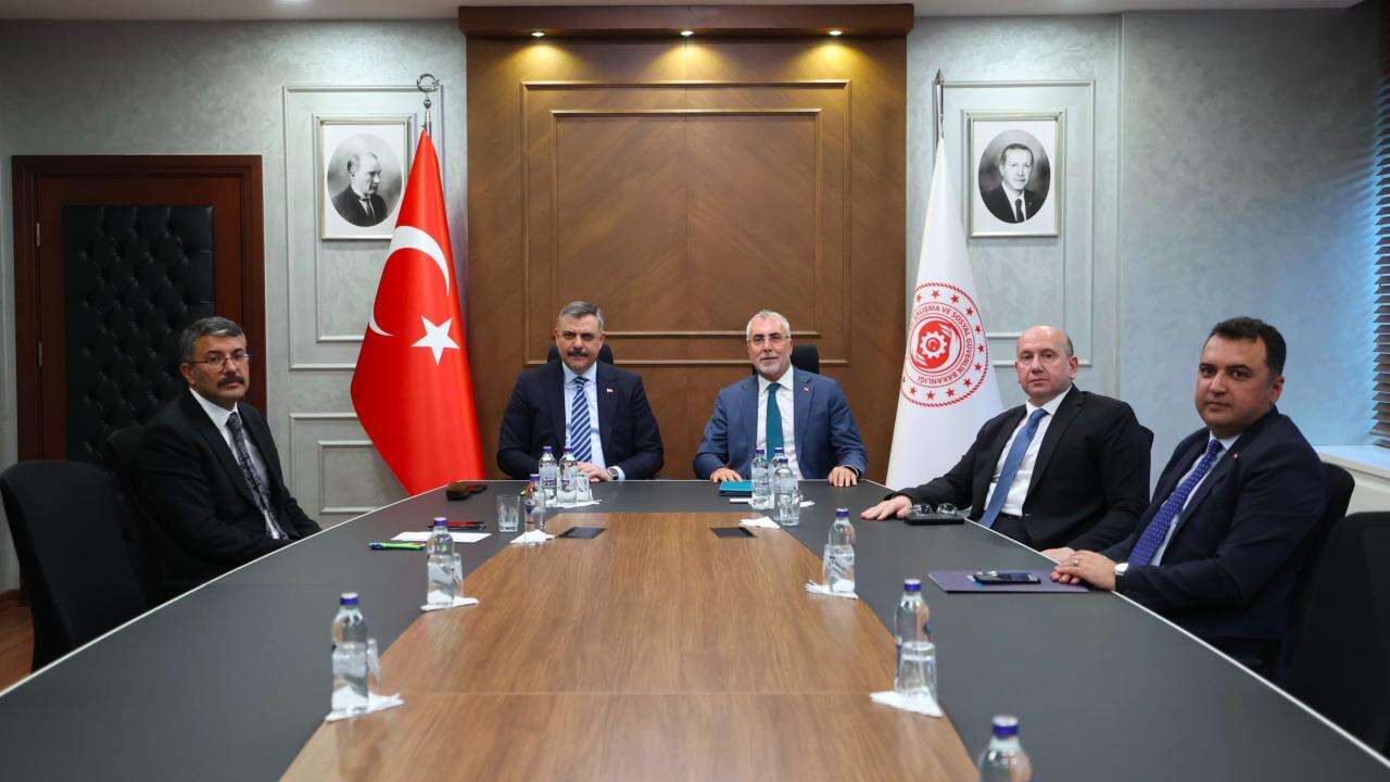 Bakan Işıkhan, Bakan Çiftçi ile bakanlıkta bir araya geldi