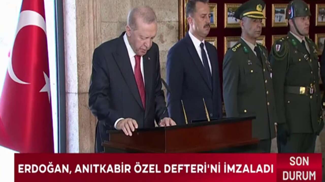 Cumhurbaşkanı Erdoğan başkanlığındaki YAŞ üyeleri Anıtkabir'i ziyaret etti