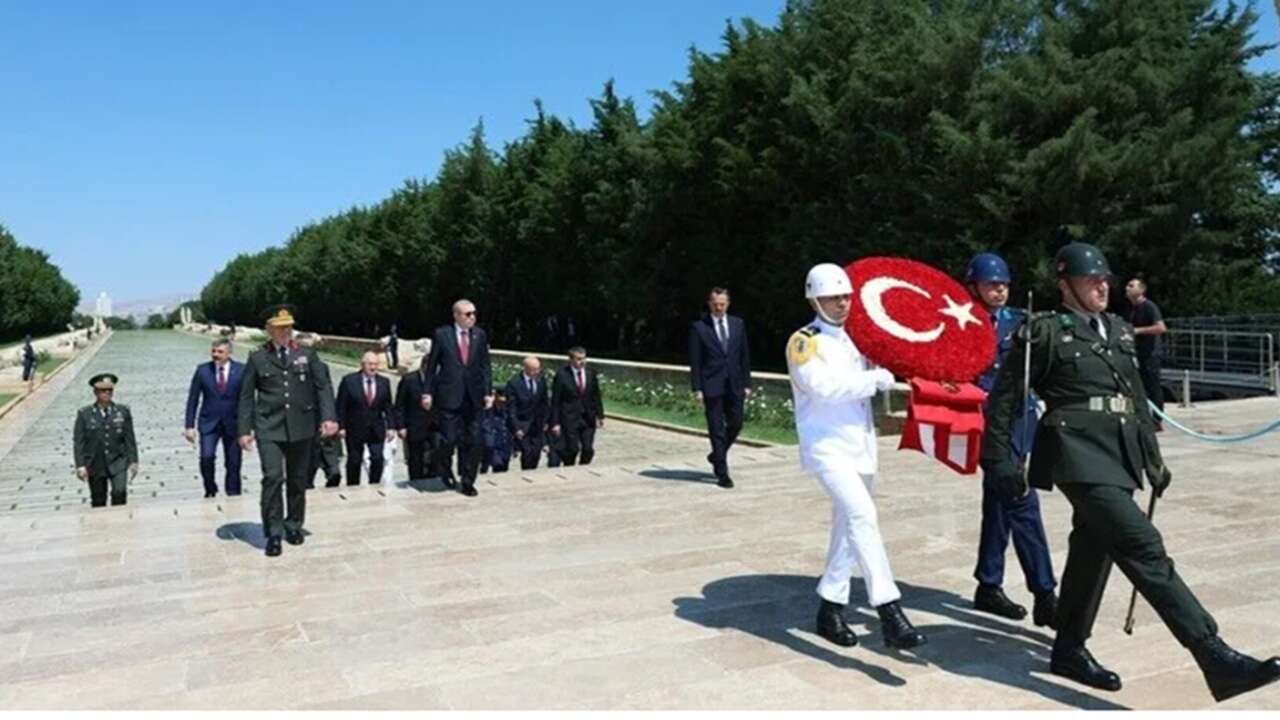 Cumhurbaşkanı Erdoğan başkanlığındaki YAŞ üyeleri Anıtkabir'i ziyaret etti