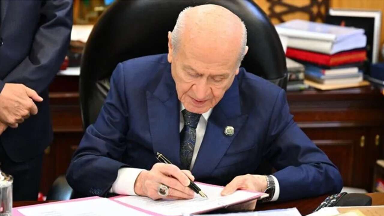 MHP Genel Başkanı Devlet Bahçeli'den "çerçeve yasa" imzası