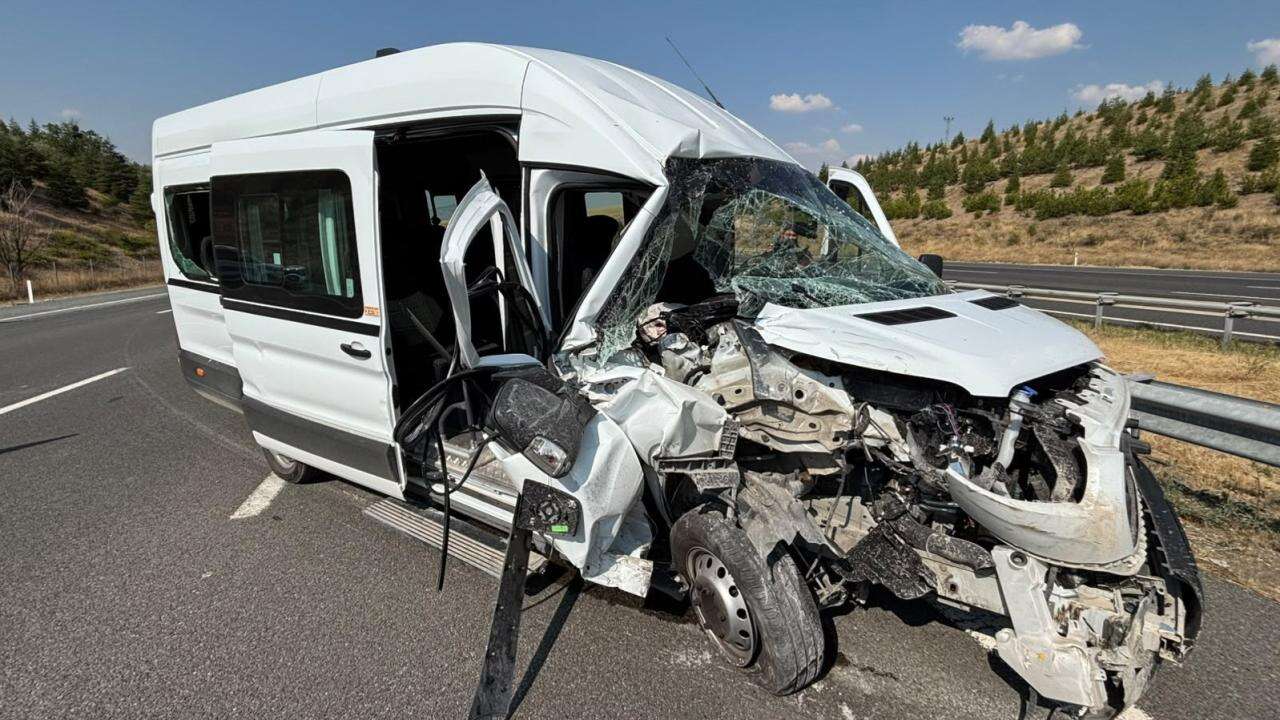 Başkentte servis minibüsü tıra çarptı