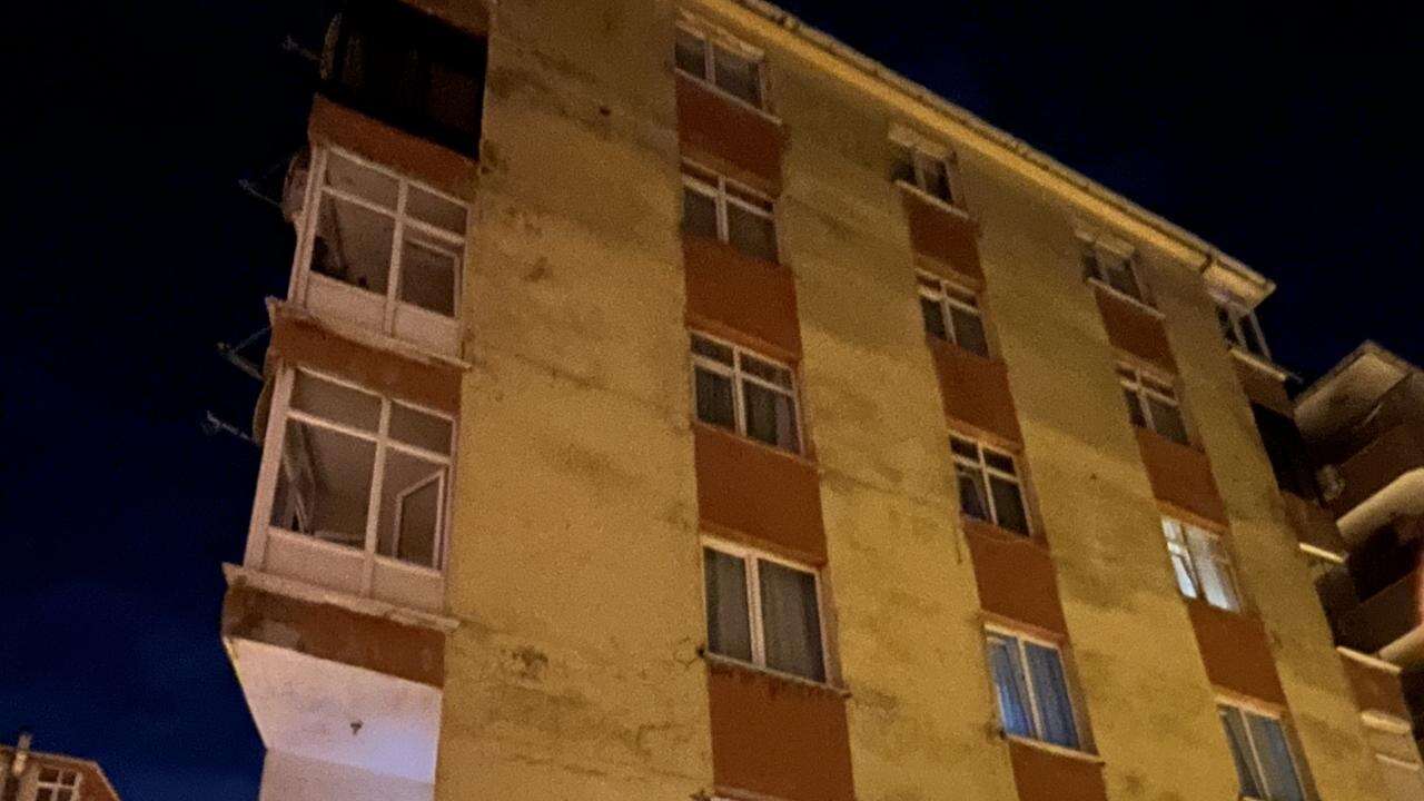 Dairenin balkonu çöktü, 5 katlı bina mühürlendi