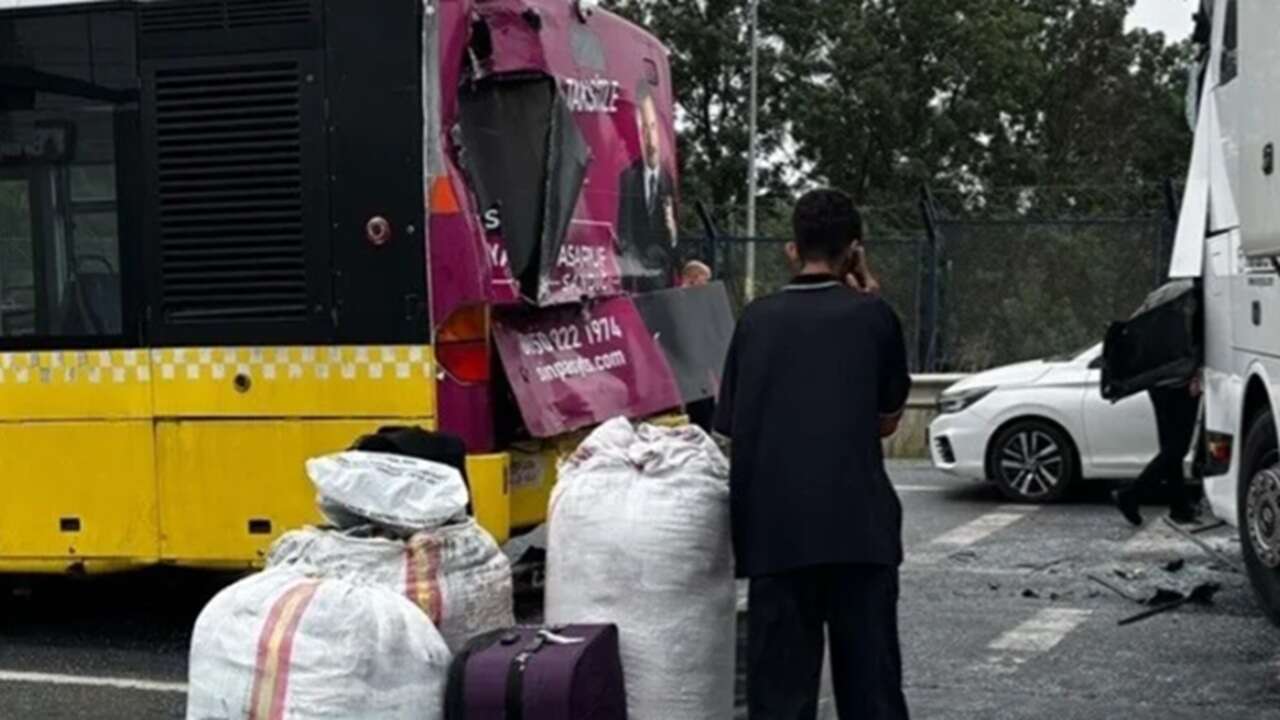Başakşehir'de İETT otobüsü ve yolcu otobüsünün karıştığı kazada 4 kişi yaralandı
