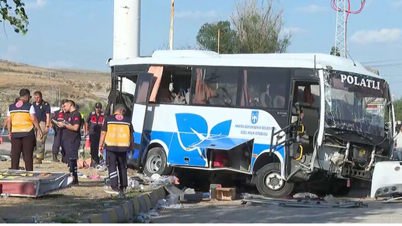 Ankara'da özel halk otobüsü ile kamyonun çarpışması sonucu 2 kişi öldü, 25 kişi yaralandı