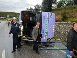 Yolcu Otobüsü Refüje Çarpıp Devrildi: 1 Ölü, 19 Yaralı