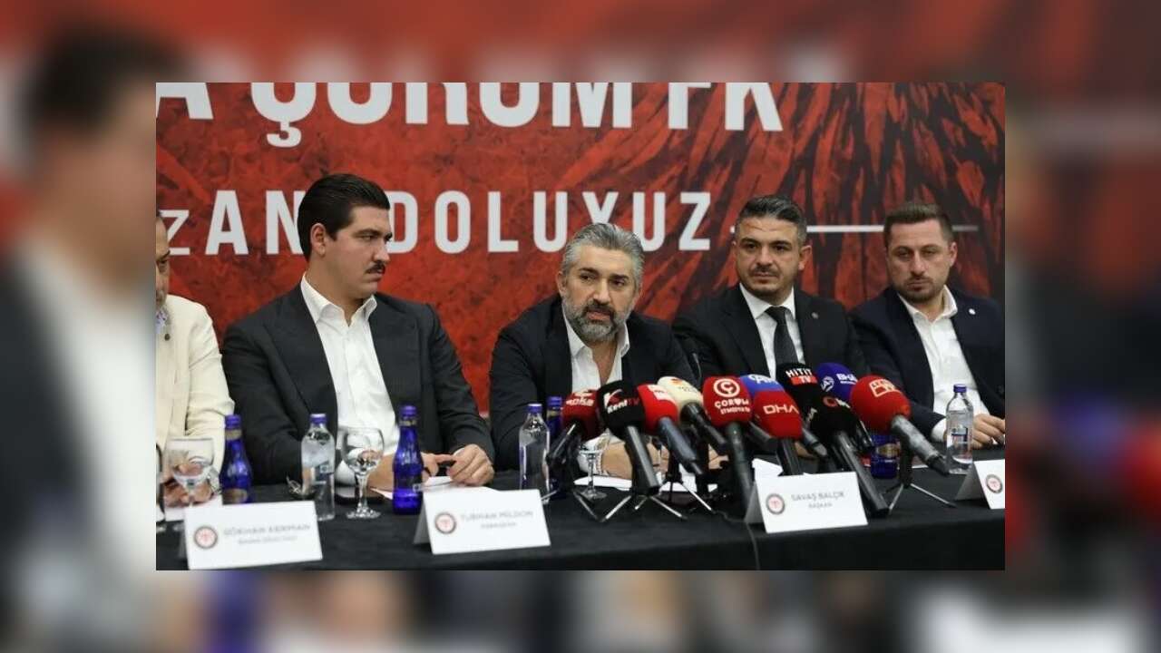Çorum FK'den Gençlerbirliği-Fenerbahçe maçında forması çıkarılmaya çalışılan çocuğa destek