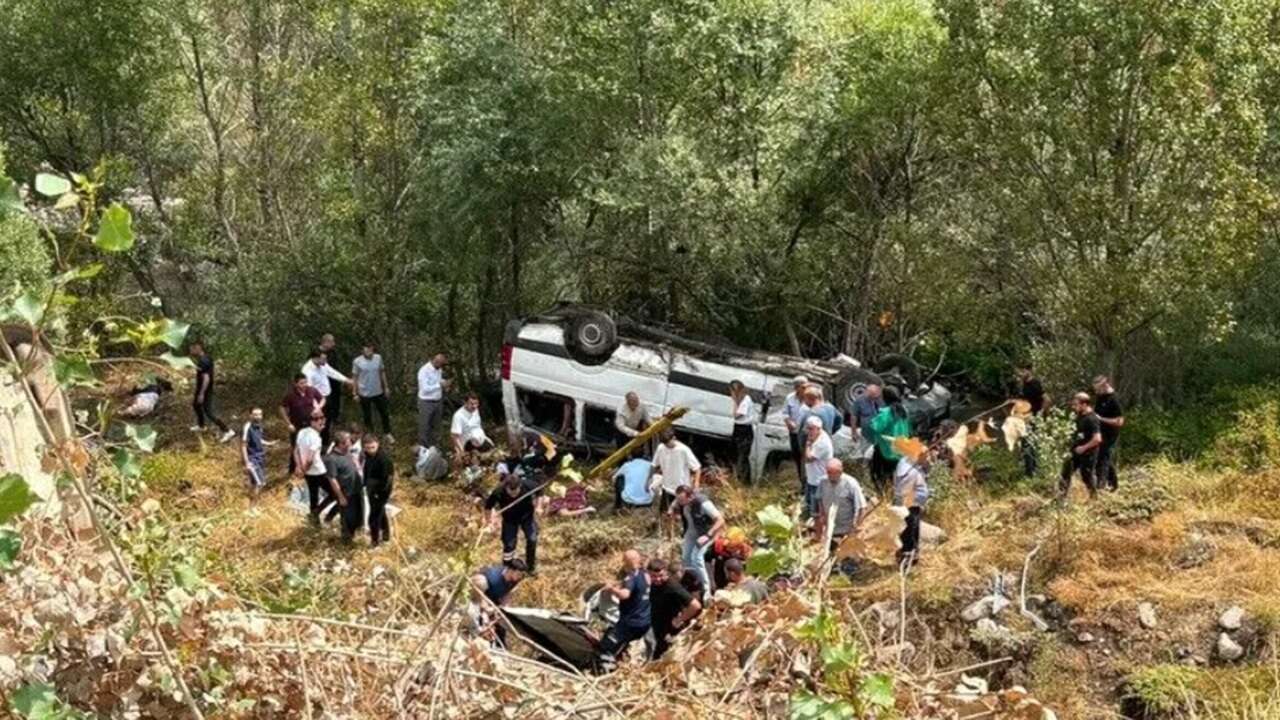 Sivas'ta yolcu minibüsünün devrildiği kazada 4 kişi öldü, 10 kişi yaralandı