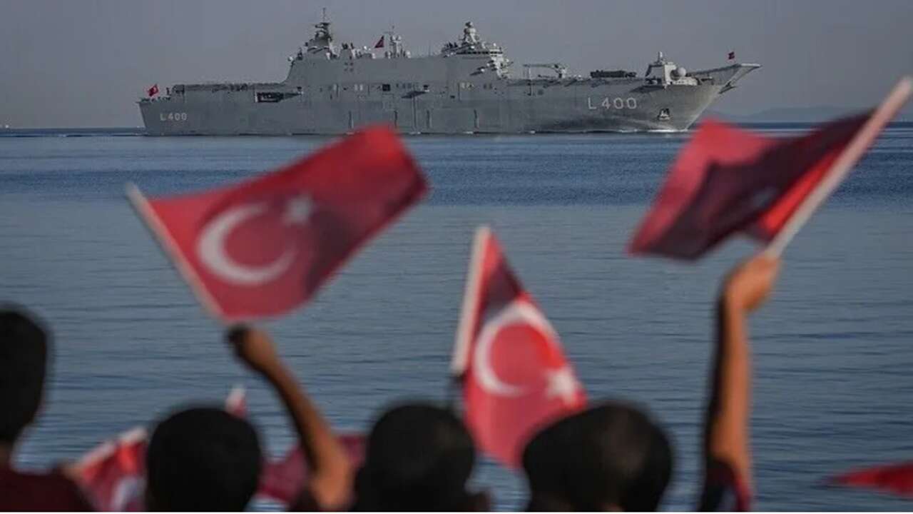Türk donanmasının seçkin platformları "TEKNOFEST Mavi Vatan" öncesi Yalova'da selamlama geçişi yaptı