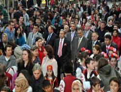 Edirne Valisi, Balkan Çocuk Şenliği'ni Halk Arasında İzledi