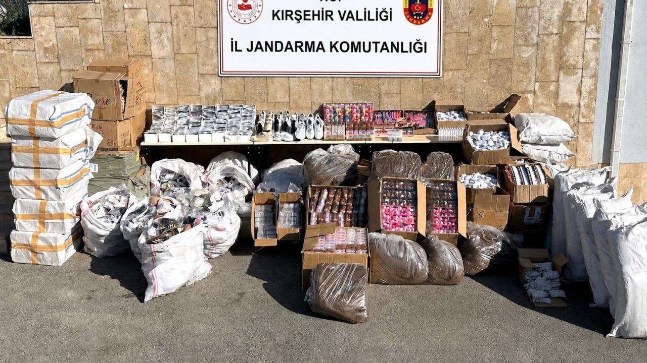 Kırşehir’de TIR’dan 12,5 milyon liralık kaçak eşya çıktı!