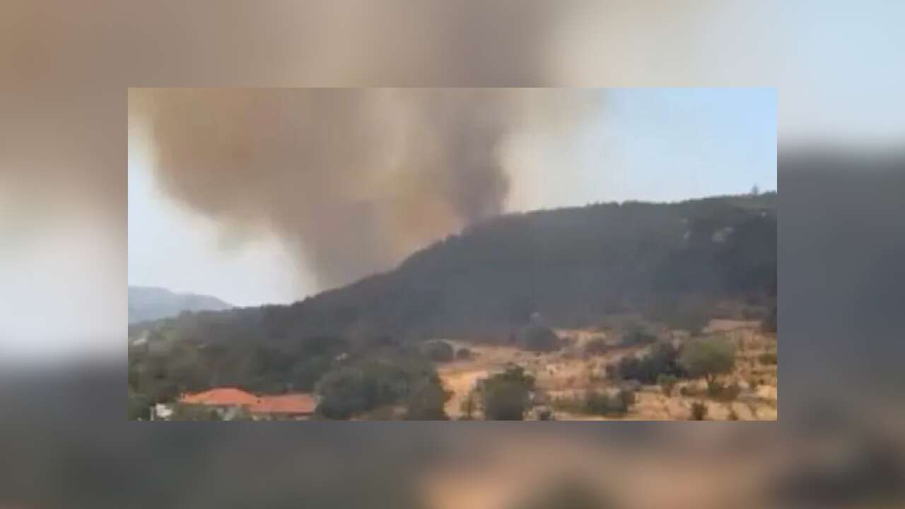 Kaş'ta çıkan orman yangınına müdahale ediliyor