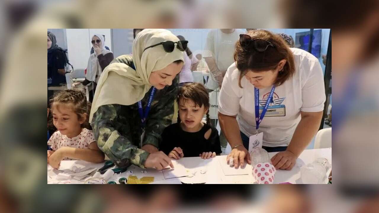 TEKNOFEST Mavi Vatan'da atölyeye katılan çocuklar su roketi tasarladı