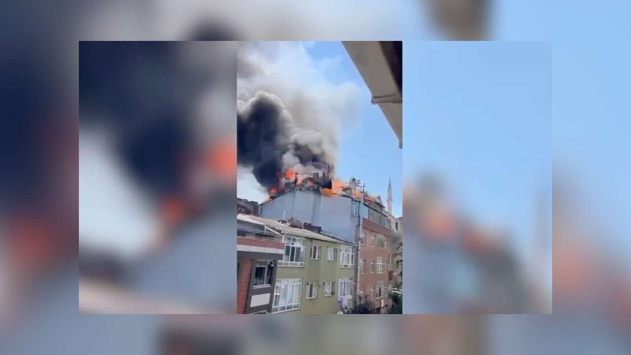 Gaziosmanpaşa'da çatı katında çıkan yangın söndürüldü