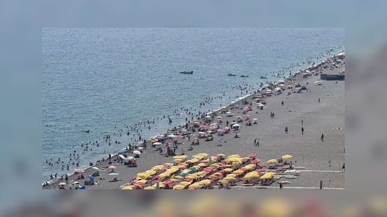 Antalya'da yüksek nem ve sıcaktan bunalanlar sahilleri doldurdu