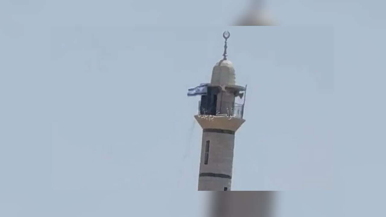 İsrail ordusu, Batı Şeria'da bir caminin minaresine İsrail bayrağı çekti
