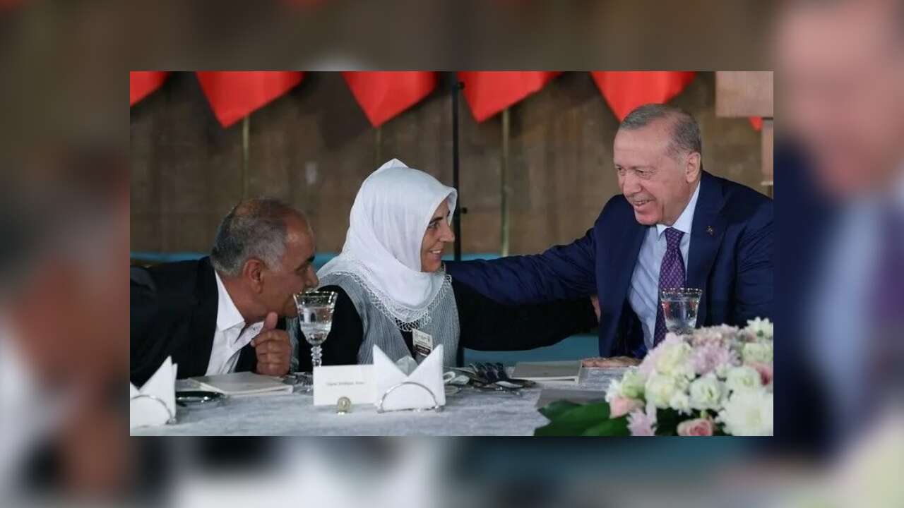 Cumhurbaşkanı Erdoğan, kabine üyeleri, bölge valileri ve şehit aileleriyle yemekte buluştu