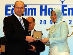 Vali Kılıçlar'a 'eğitim Her Engeli Aşar' Ödülü