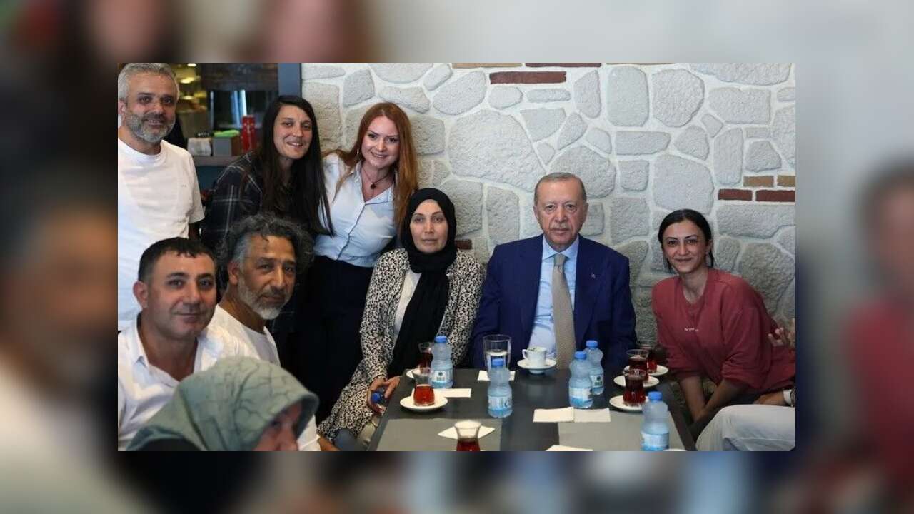 Cumhurbaşkanı Erdoğan, Üsküdar'da esnafı ziyaret etti