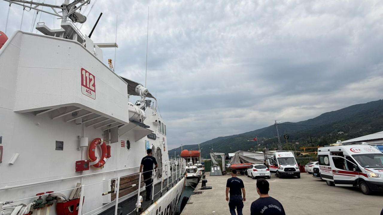 Karadeniz'de su alan ticari gemideki 13 kişi tahliye edildi
