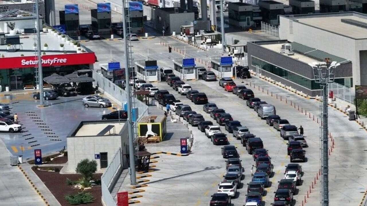 Gurbetçilerin dönüş yolculuğu İpsala Sınır Kapısı'nda yoğunluk oluşturuyor