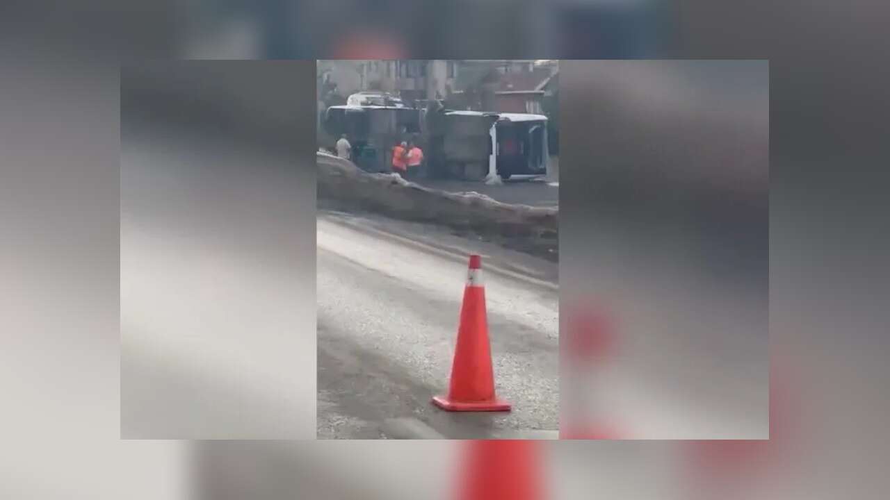 Büyükçekmece'de servis otobüsünün devrildiği kazada 15 kişi yaralandı