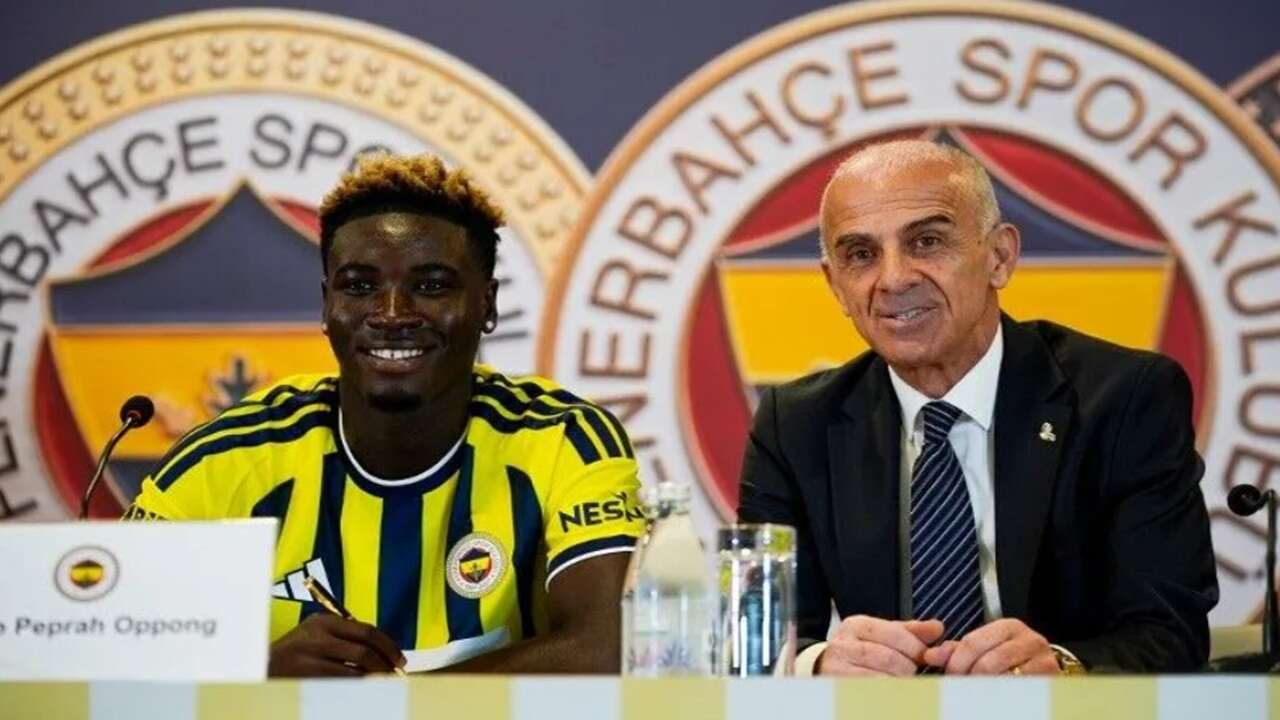 Fenerbahçe, yeni transferi Oppong için imza töreni düzenledi