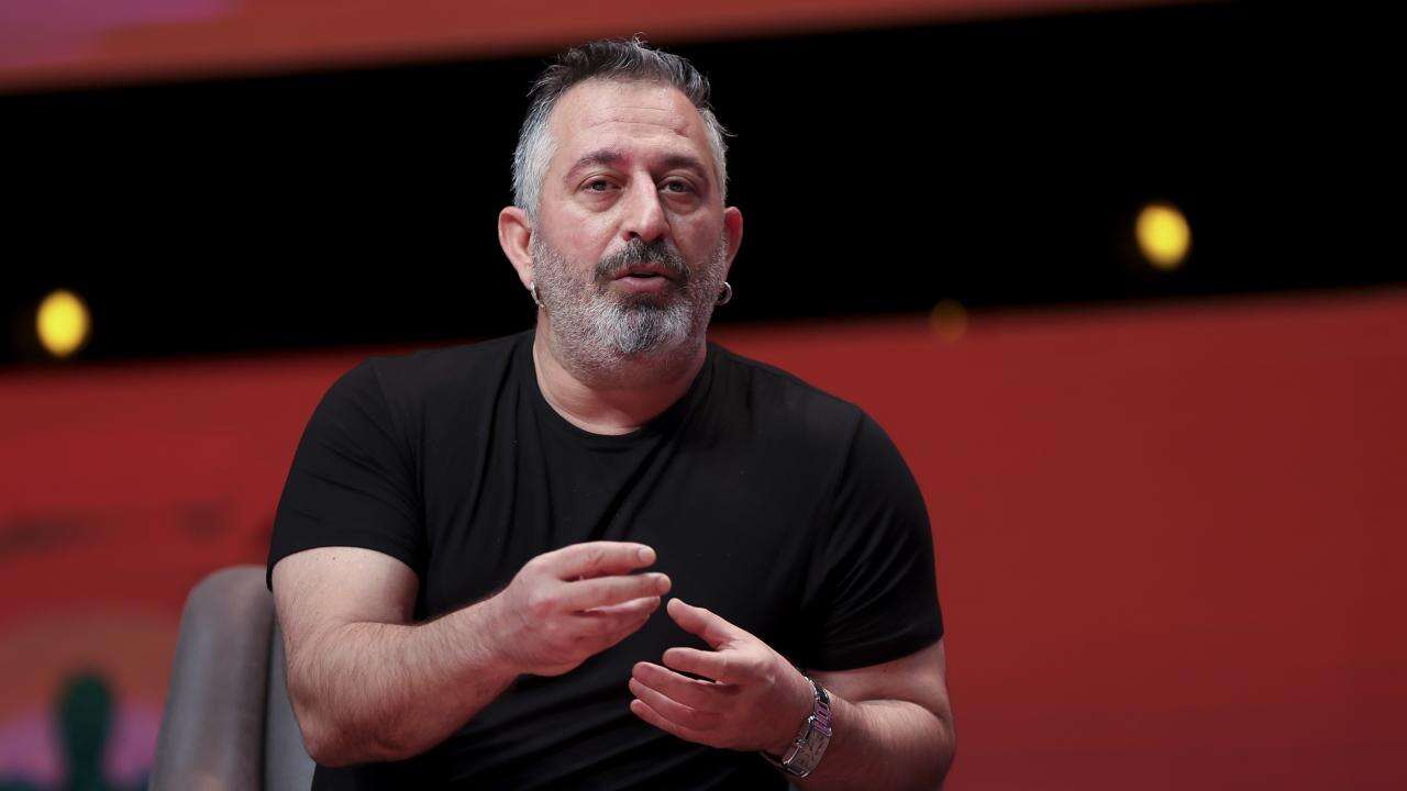 Komedyen Cem Yılmaz, rahatsızlandığı Çanakkale'de hastaneye kaldırıldı