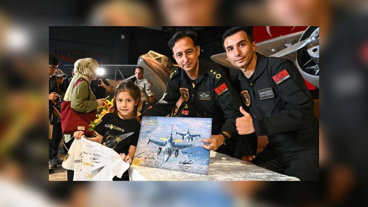 SOLOTÜRK pilotları İstanbul Hava Kuvvetleri Müzesi'nde vatandaşlarla buluştu