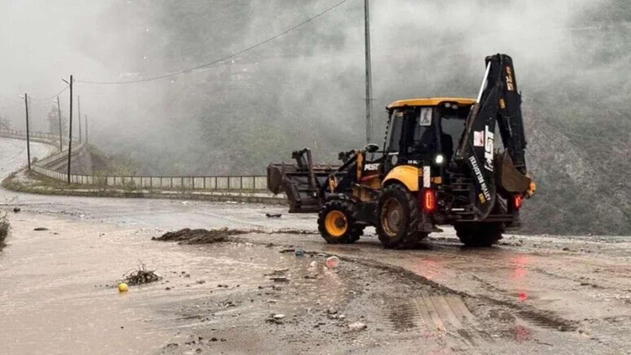 Artvin'de sağanak taşkın, su baskını ve heyelanlara yol açtı