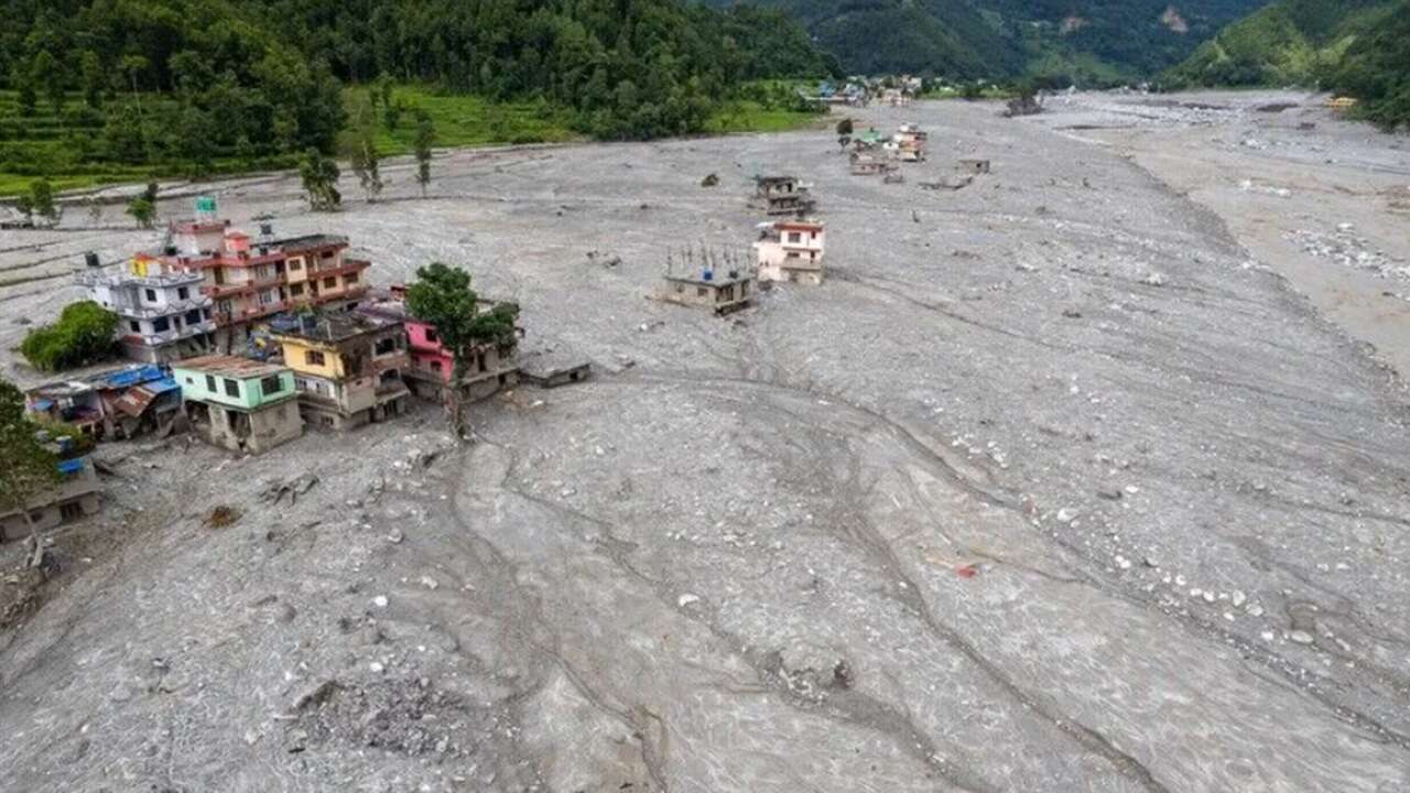 Nepal'deki selin ardından tünelde 9 gün mahsur kalan 2 işçi kurtarıldı