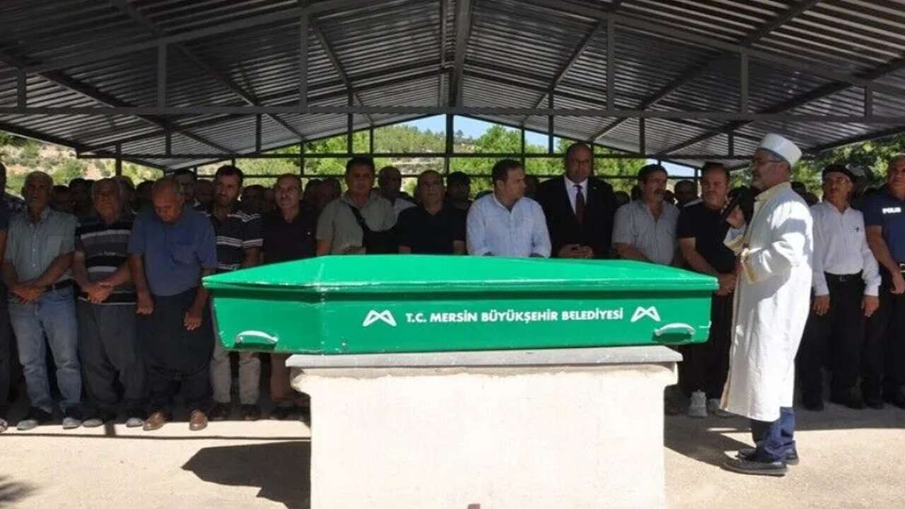 KKTC'de geminin batması sonucu hayatını kaybeden Şerif Özdemir'in cenazesi Mersin'de toprağa verildi