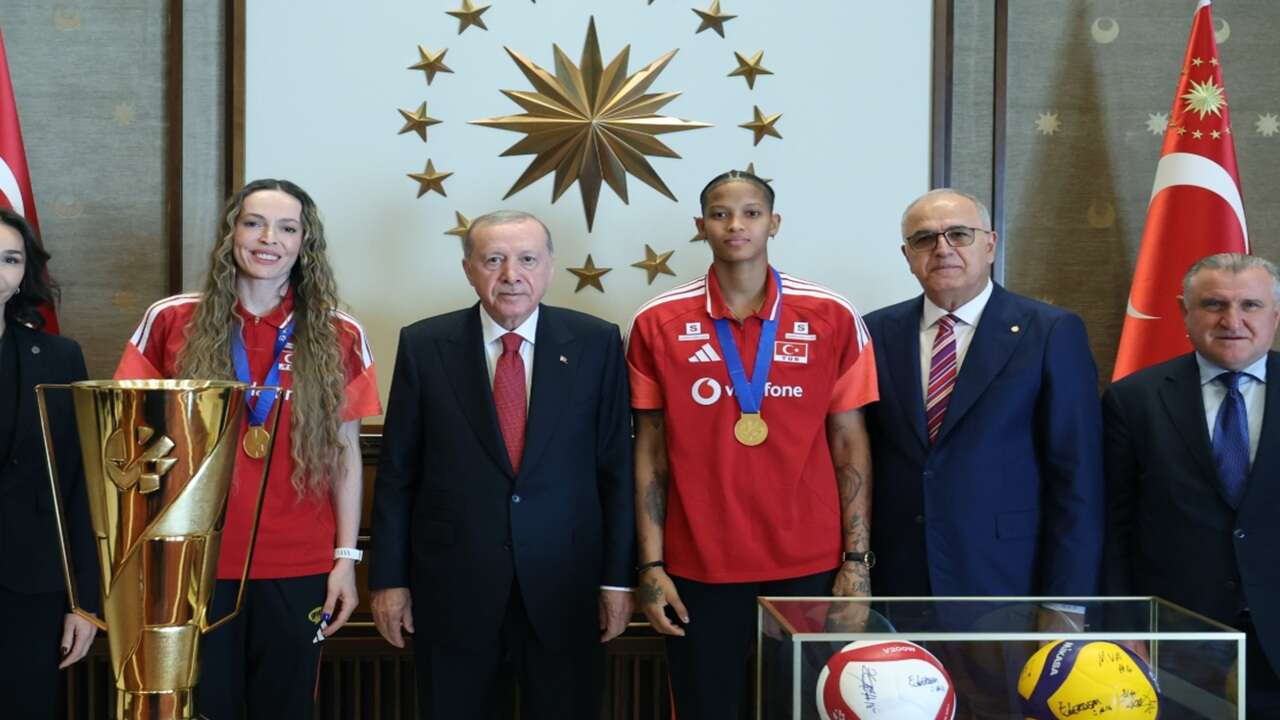 Cumhurbaşkanı Erdoğan, şampiyon milli voleybolcuları kabul etti