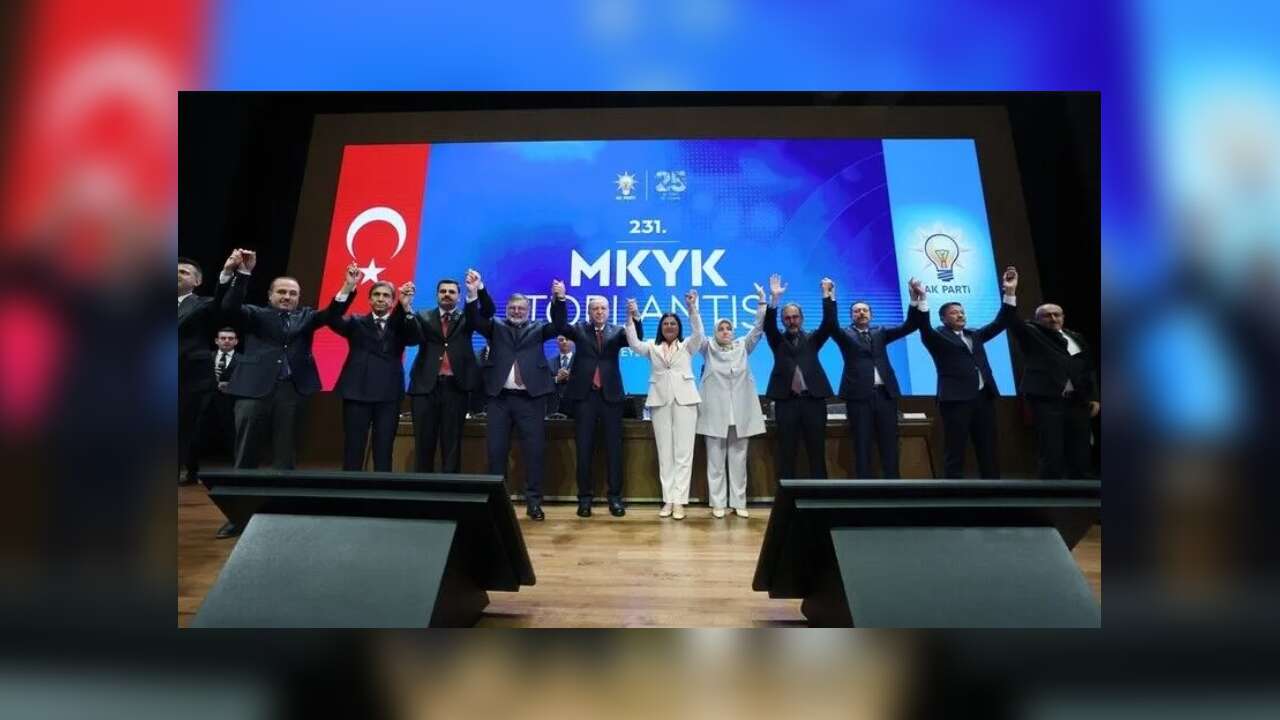 Cumhurbaşkanı Erdoğan, AK Parti'ye katılan belediye başkanlarına rozetlerini taktı